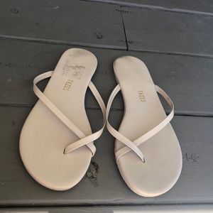 Cream. Flip flop. Tkees